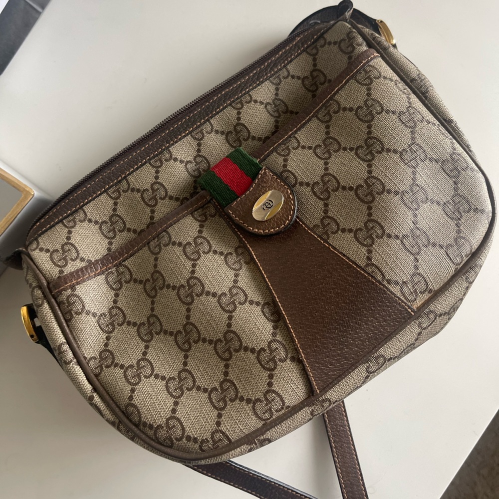 Authentic Gucci Vintage crossbody bag. Let me know if u’ve questions.